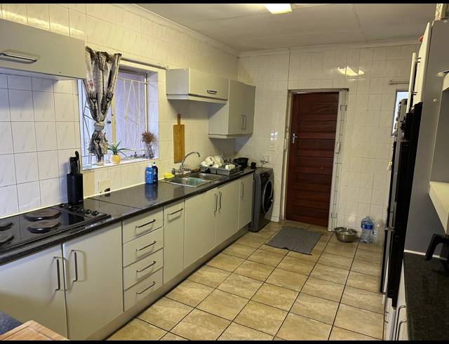 3 BEDROOM HOUSE TO LET IN OLIVEDALE